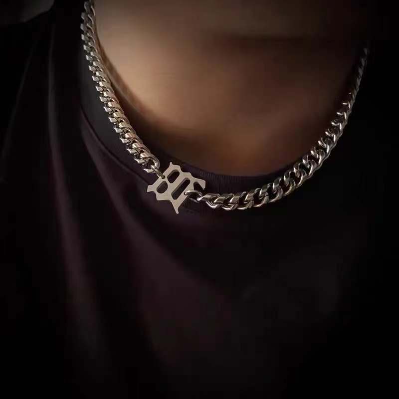 Eropa dan Amerika gaya hip hop keren desain huruf baja titanium kalung vintage Kuba kalung sederhana