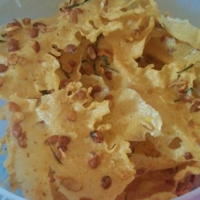 

rempeyek kacang dan udang rebon