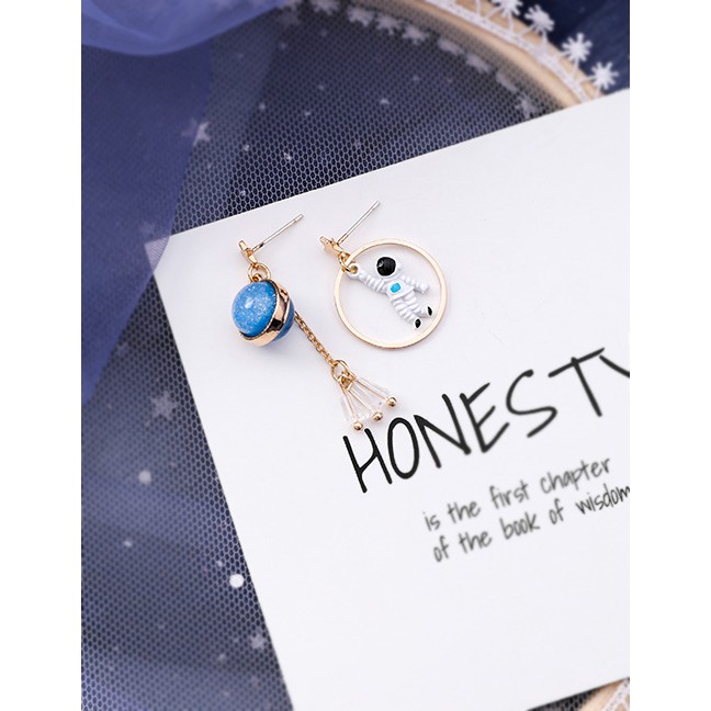 LRC Anting Tusuk Fashion Gold Astronaut Planet Moon Asymmetric Earrings F54309