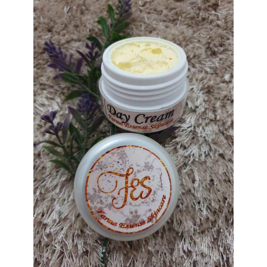 FARMA ESSENSE DAY CREAM / CREAM PELICIN WAJAH / GLOWING CREAM