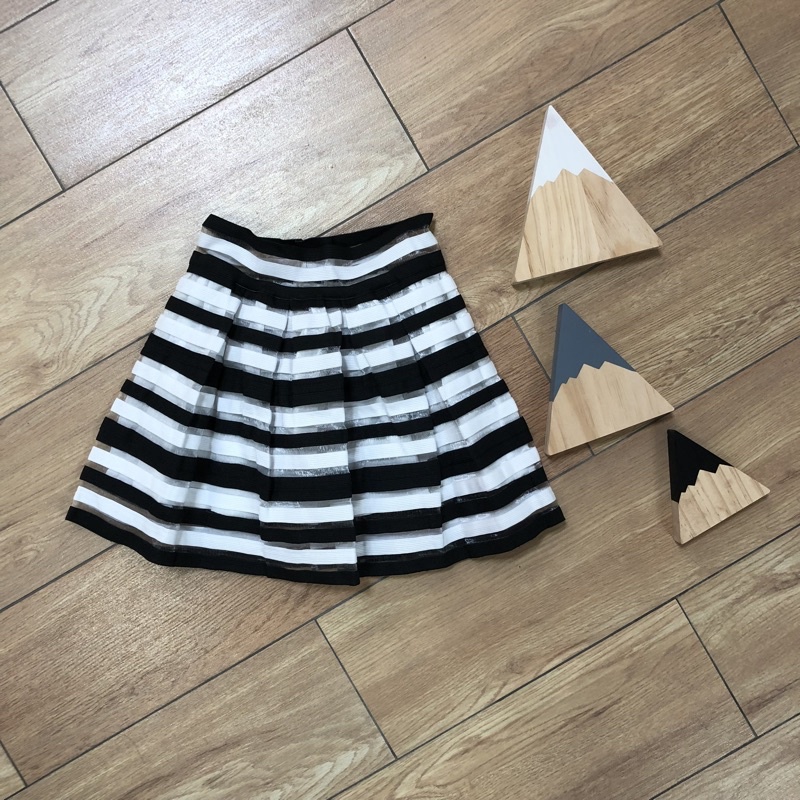 rok hitam garis putih