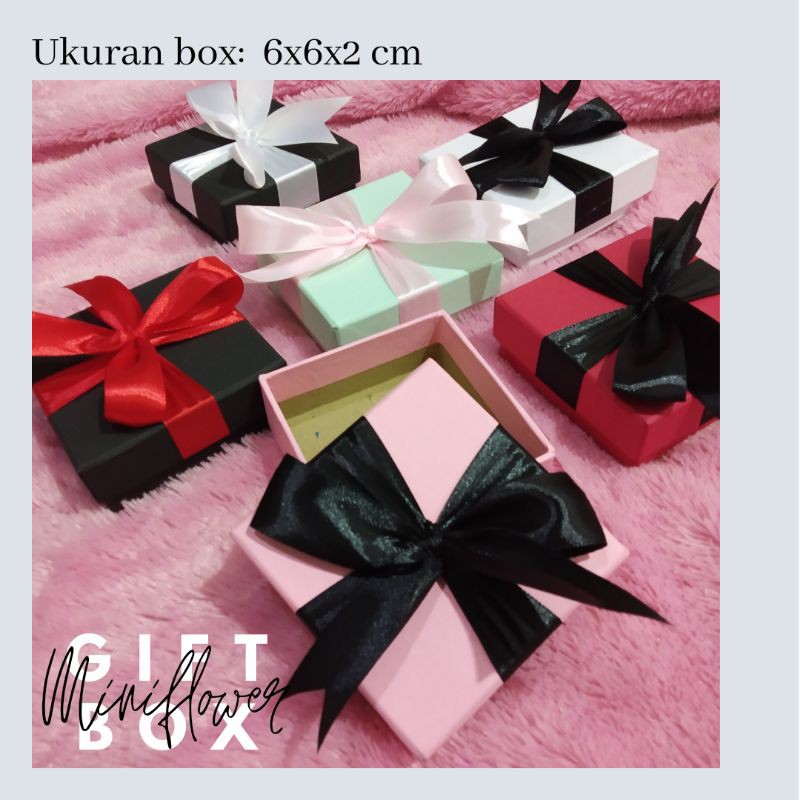 

Box Mini dengan Pita untuk hadiah ukuran 6x6x2 cm
