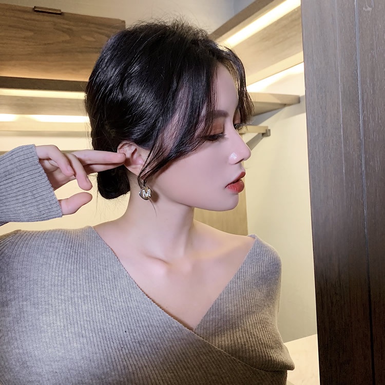 Gaya Korea sederhana dan keren gaya huruf M anting-anting klasik elegan terang anting-anting minorit