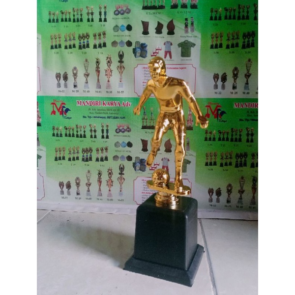 Piala Patung Sepak Bola besar