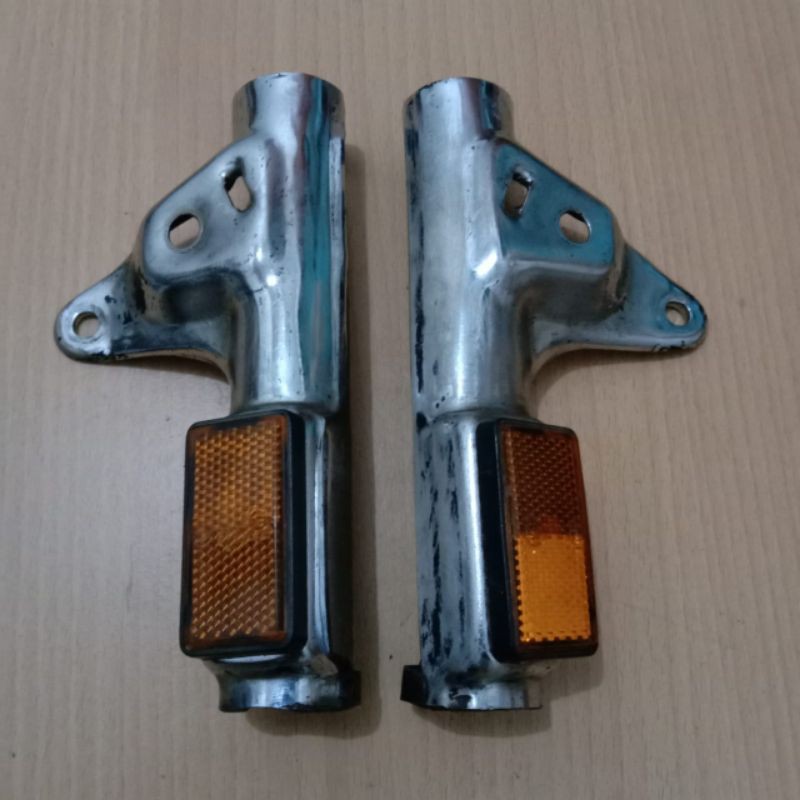 sepasang kupingan lampu depan motor Honda win 100 original