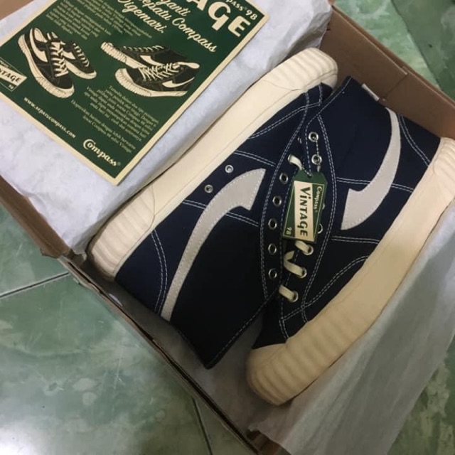 Sepatu compass