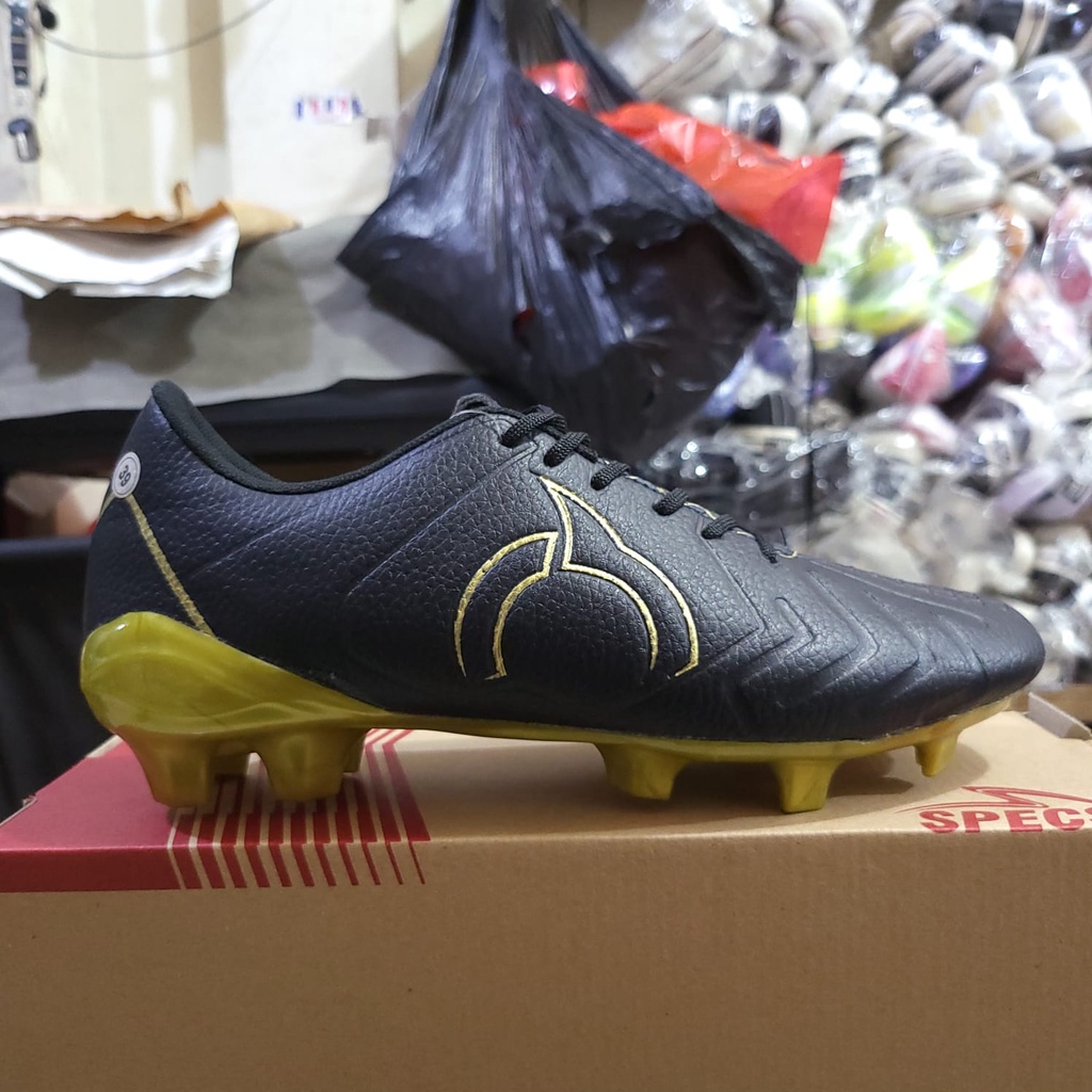 OBRALLLL!!!CUCI GUDANG SEPATU FUTSAL DAN BOLA  DIKIRIM RANDOM BARANG DI JAMIN BARU