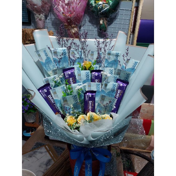 

Buket Uang 1juta + 5 Cadburry