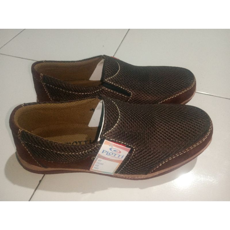sepatu santai PLOTTI