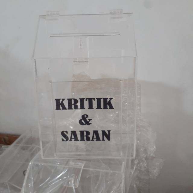 Kotak saran akrilik di dinding