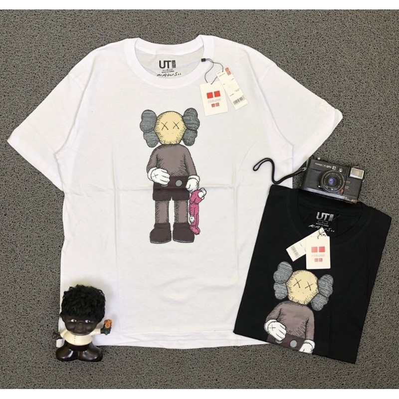 KAOS T SHIRT UNIQLO X KAWS HOLDING PINK BFF HITAM DAN PUTIH PREMIUM TERLARIS TERMURAH FREE STICKER