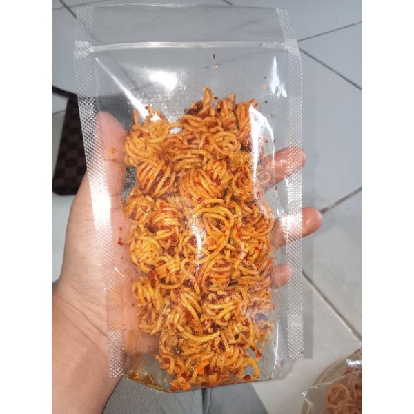 

cemilan viral mie gulung pedes