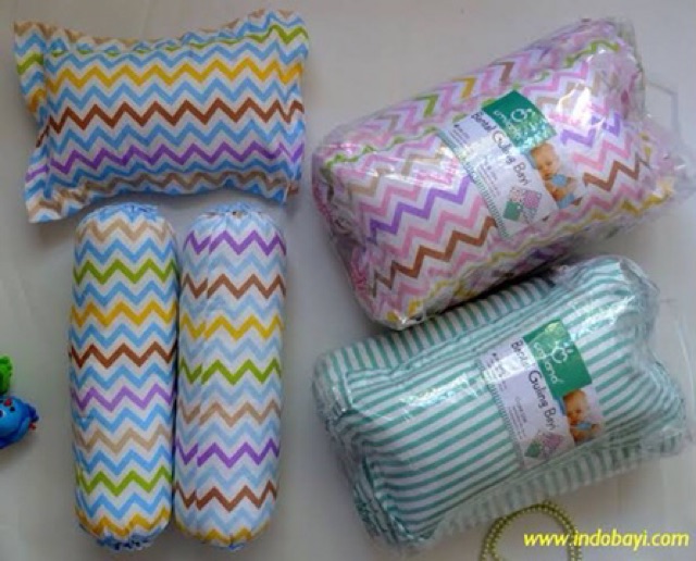 Bantal Guling Bayi Set OMILAND dengan sarung bantal guling