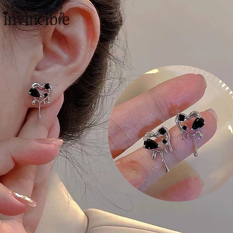 Anting Tusuk Gantung Asimetris Desain Hati Hollow Hias Zircon Hitam Untuk Wanita