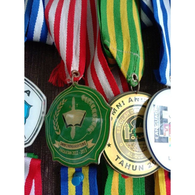 KALUNG WISUDA MEDALI WISUDA BANDUL WISUDA SAMIR WISUDA PLAT KUNINGAN RESIN