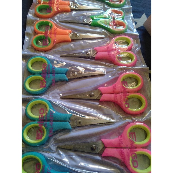 

Gunting Pemotong kertas / plastik / tajam