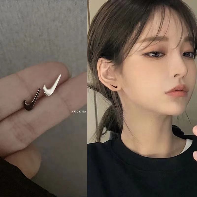 Gaya Baru Hip-Hop Sepasang Anting Kait Versi Korea Gaya Olahraga Unik Trendi Sederhana Tidak Luntur Pria Wanita Pasangan Anting Stainless Steel