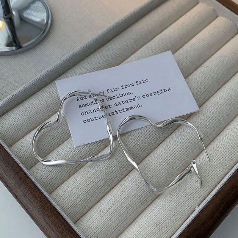 Anting Tusuk Bentuk Hati Besar Untuk Wanita
