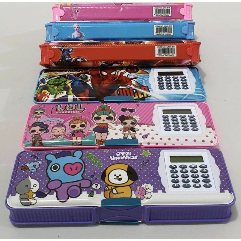 

KOTAK PENSIL/TEMPAT PENSIL MAGNET KALKULATOR MOTIF KARAKTER