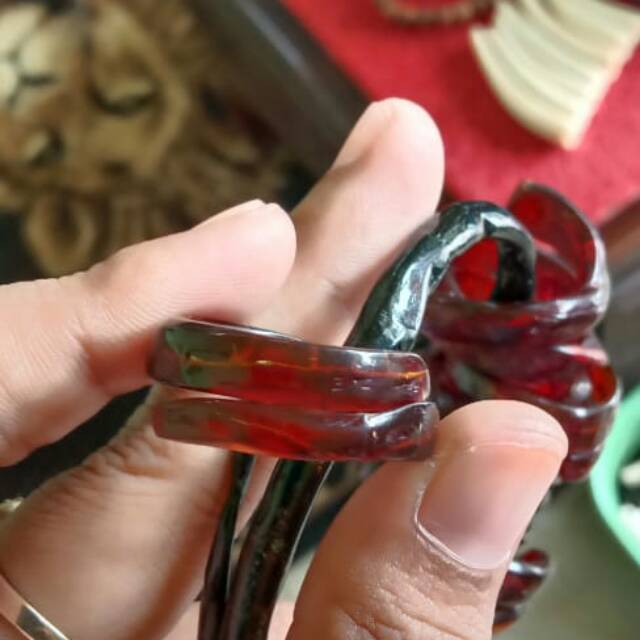 Cincin akar bahar merah kristal