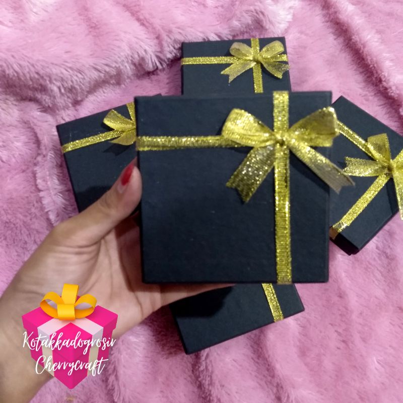 

Gift Box size 8x8x3 cocok untuk gelang atau perhiasan
