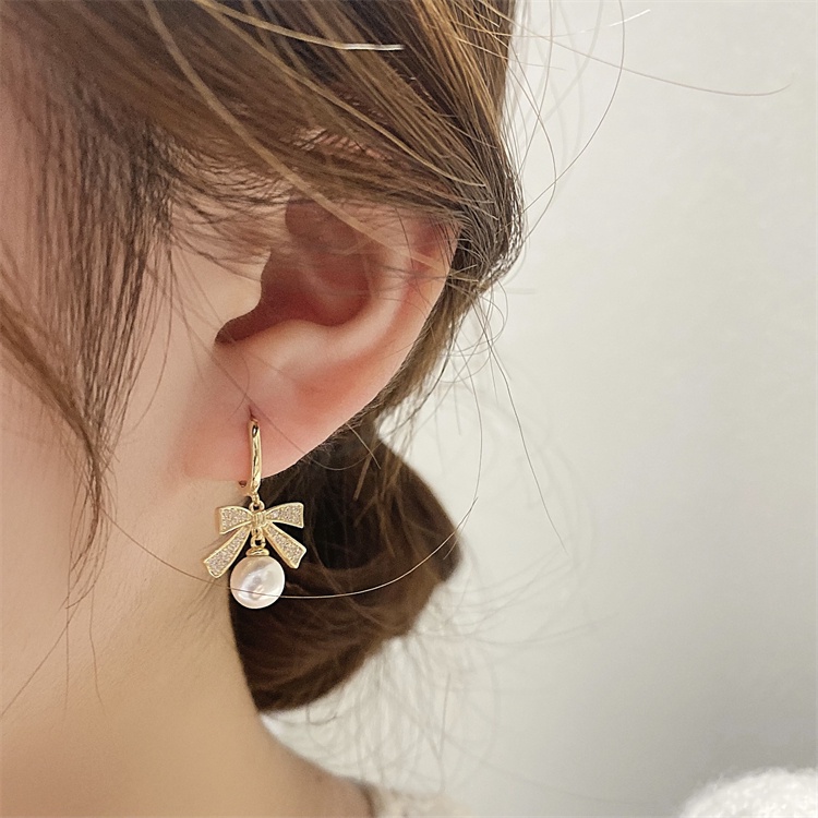 Anting Tusuk Gantung Wanita Desain Pita Hias Mutiara + Berlian Gaya Simple Untuk Hadiah