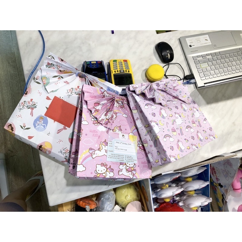 

Jasa Bungkus Kado Tambahan Kartu Ucapan