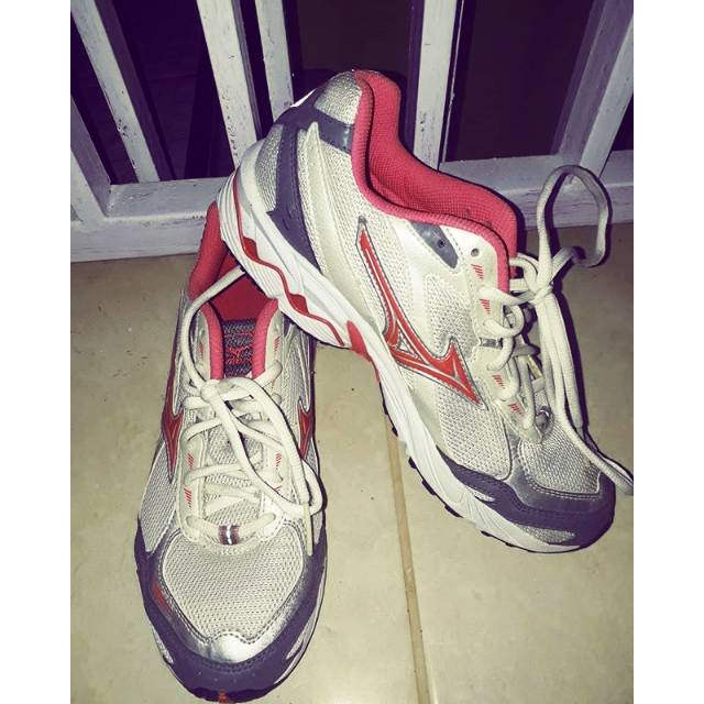 Sepatu hotsell mizuno x10