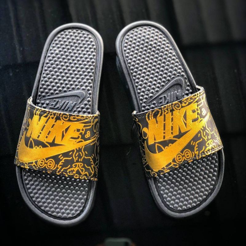 Sandal Nike Benassi Swoosh Grade ori Sendal Slop Pria Murah Nike FLIP-FLOP Benassi Slide sandal slop-Hitam-gold Motif
