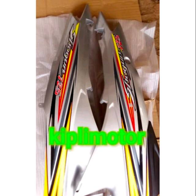 Cover body samping kiri kanan Shogun 125 silver berikut striping