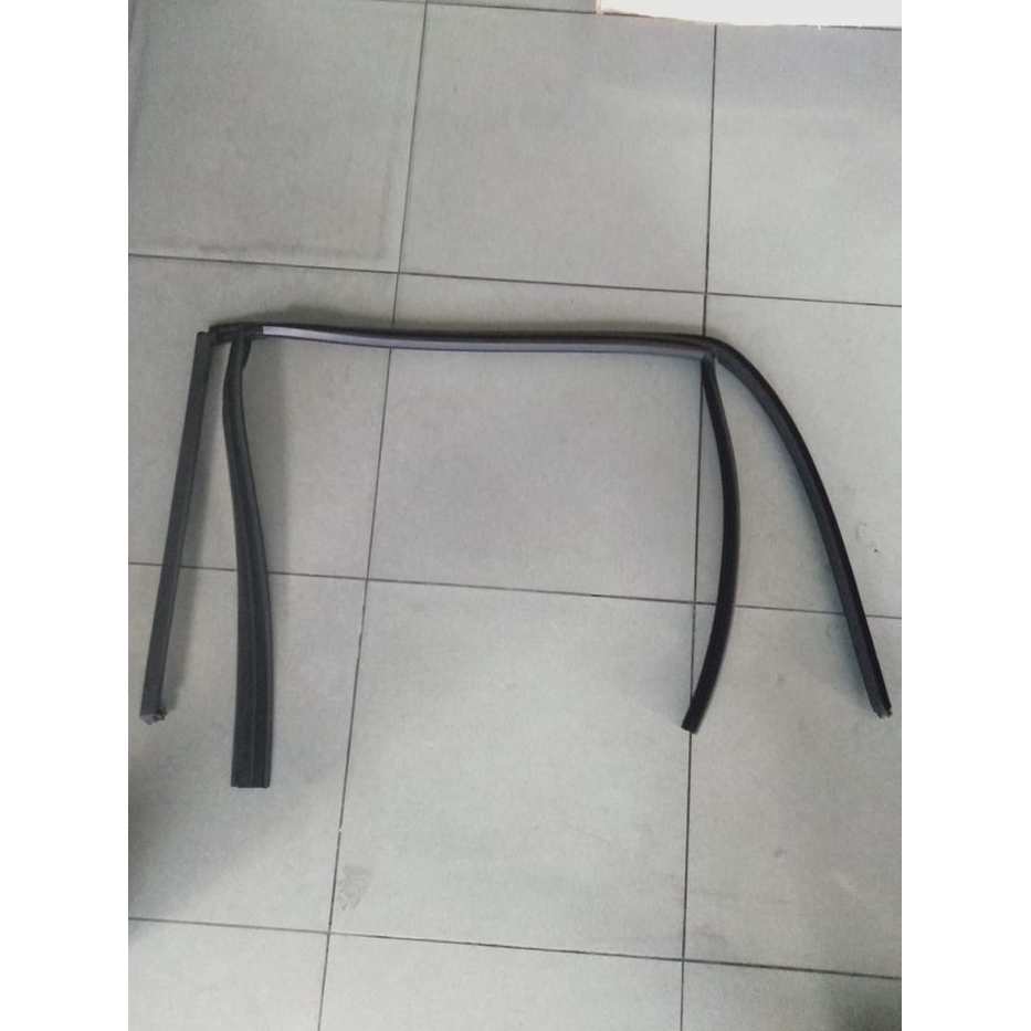 WINDOW GUIDE BELAKANG KANAN BMW E46
