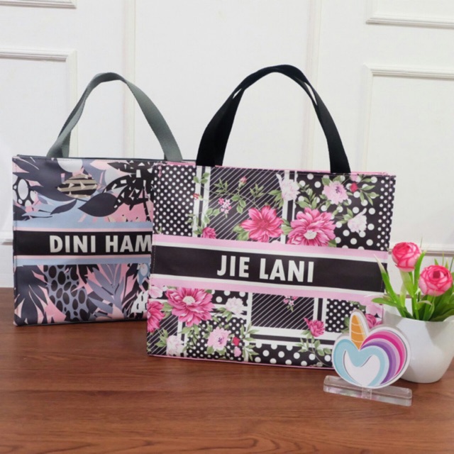 

Size S - TAS MARWAH / TAS ULTAH / SOUVENIR PROMOSI / POUCH SKINCARE / AQIQAH / TASYAKURAN / MANYUE