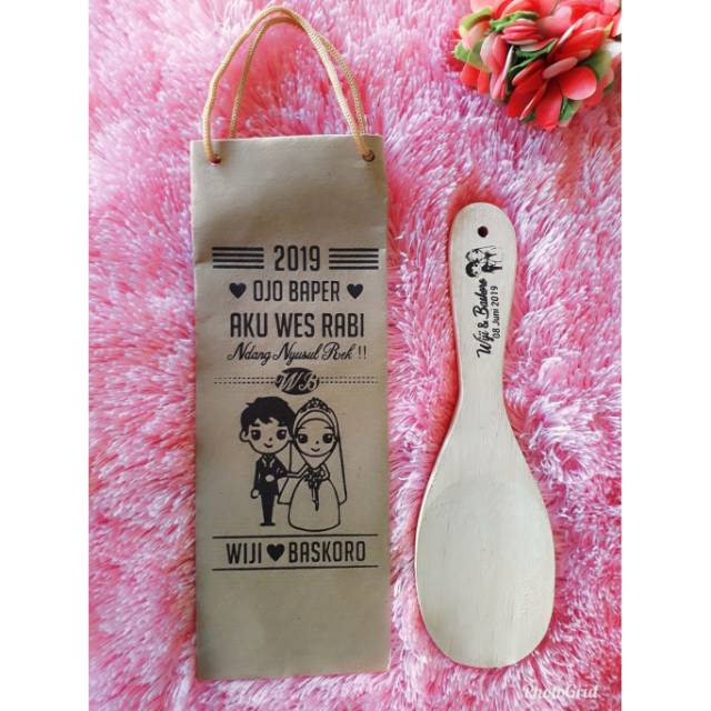 

Souvenir centong kayu sablon + paperbag sablon