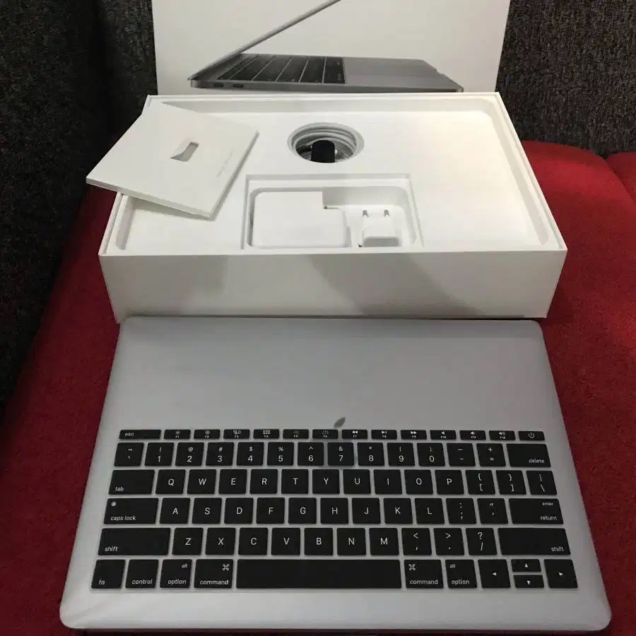 Laptop Macbook Pro 13 i5 RAM 8GB SSD 256 GB bekas second