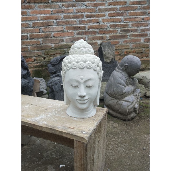 patung kepala Buddha