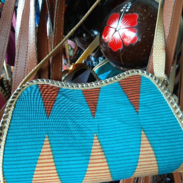 Tas Slempang Elegan Khas Bali