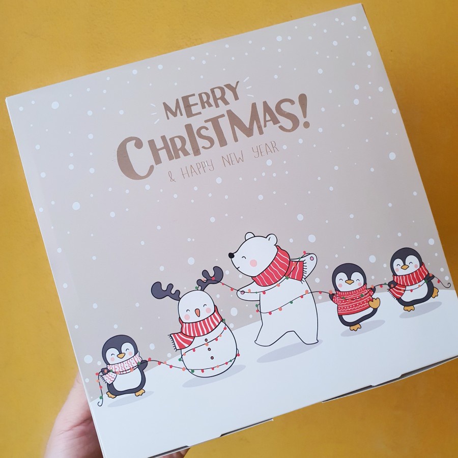 

Box Kue Bolu Natal Dus Chiffon Pudding Kardus Packaging Hampers Christmas Motif Polar Bear Ukuran 22x22x10 cm