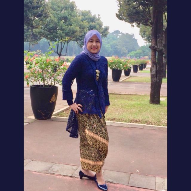Atasan Kebaya brokat navy New Mode dan Kain Lilit
