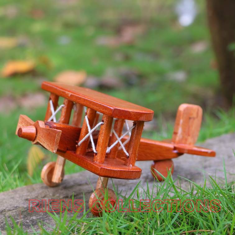 RIENS COLLECTIONS. MINIATUR DIECAST PAJANGAN PESAWAT CAPUNG KAYU UKURAN 17X13X9 CM