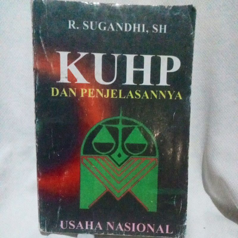 buku KUHP dan penjelasannya