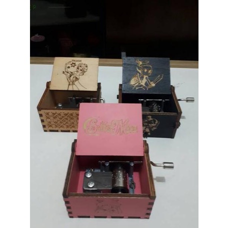 

Kotak Musik Kayu Vintage Putar Tangan