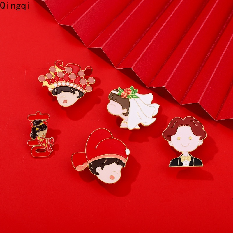 Bros Pin Enamel Bentuk Pasangan Pengantin Pria / Wanita Untuk Hadiah Anniversary / Tunangan