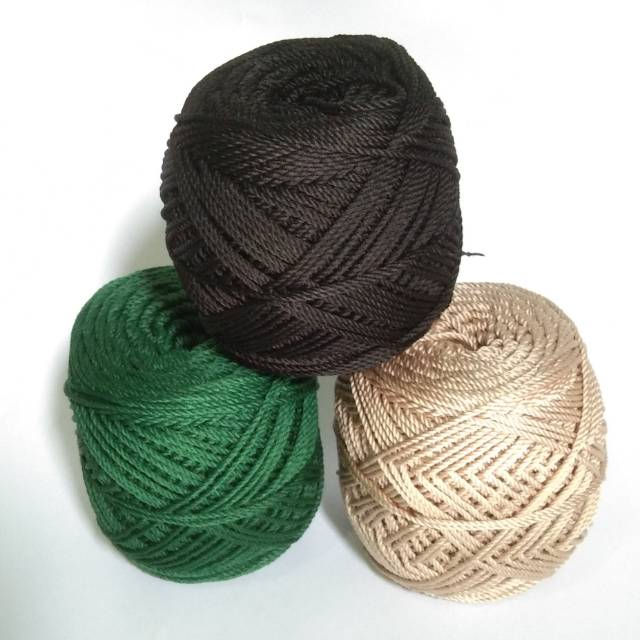 Benang rajut poly kilap D27 variasi hitam,cream,hijau.textur 100irip poly indo dan poly cerry