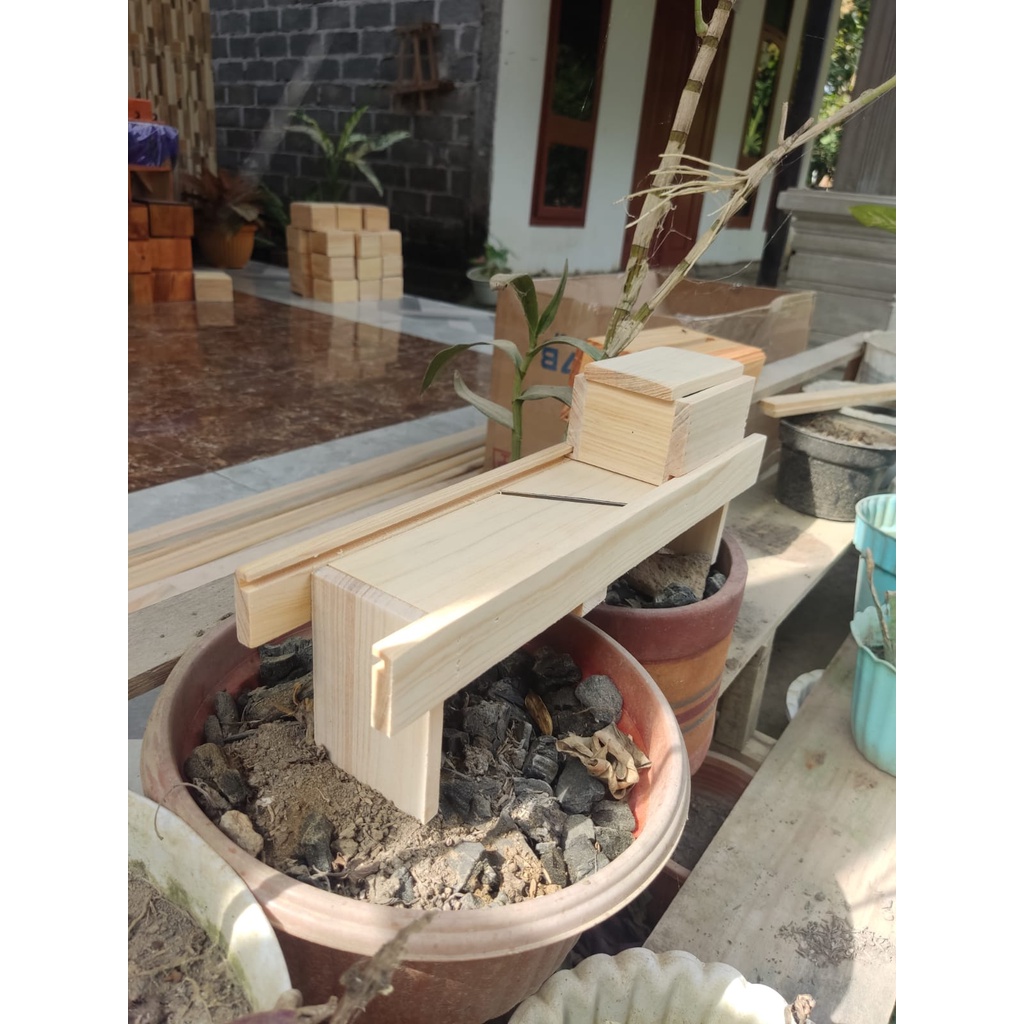 

Gardenglories Kayu Jati Belanda Alat Pengiris / Perajang / Pemotong / Parutan / Pencacah / Pasah /