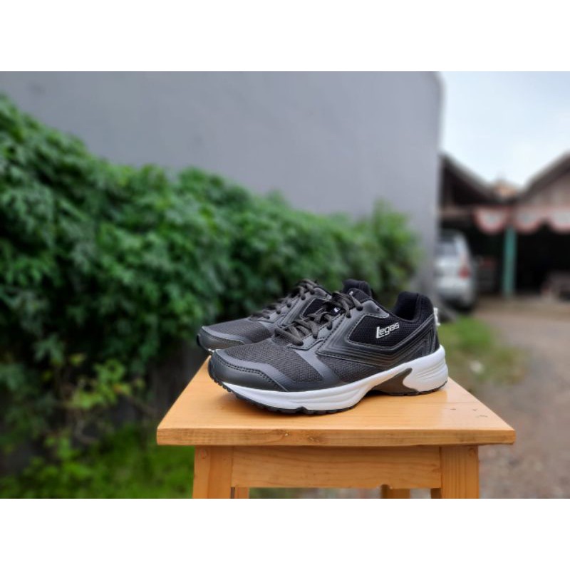 Sepatu Legas running black white impor terbaru
