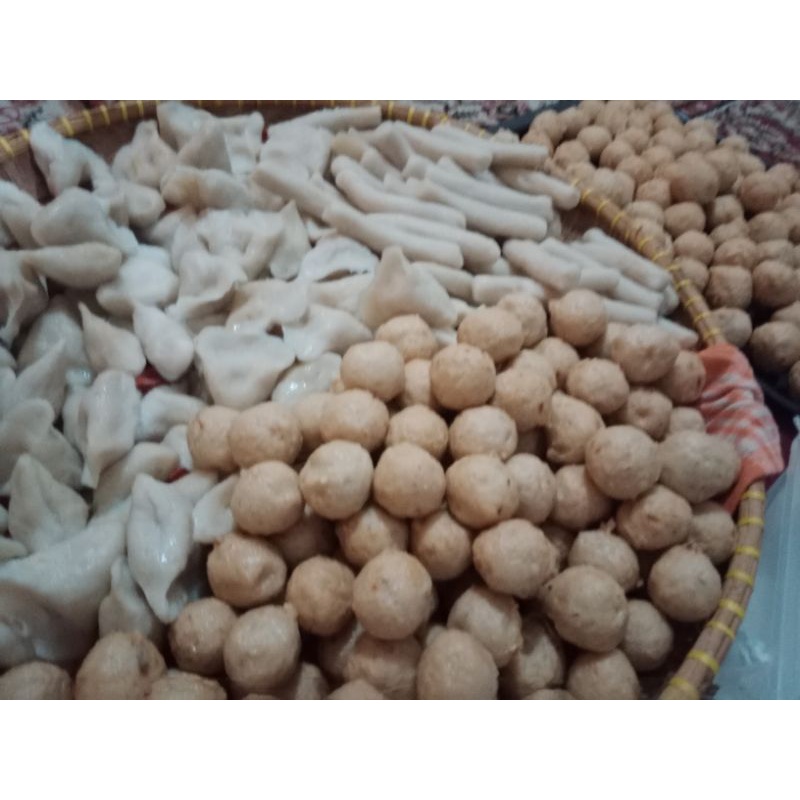 

Pempek Premium ikan Tenggiri 40K beli 10 bonus 1 pcs