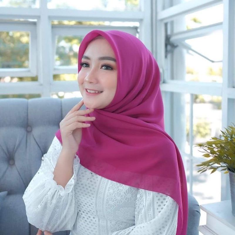 HIJAB BELLA SQUARE / SEGIEMPAT POLLYCOTON / POTTON SENJA-BELLA Fuchia