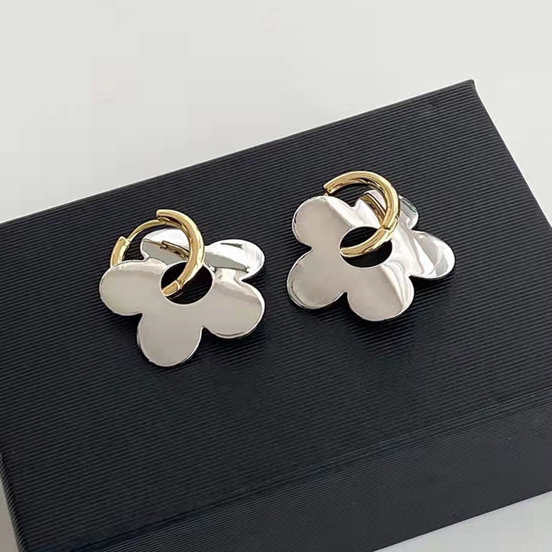 Anting Tusuk Motif Bunga Bahan Metal Ringan Mewah Untuk Wanita