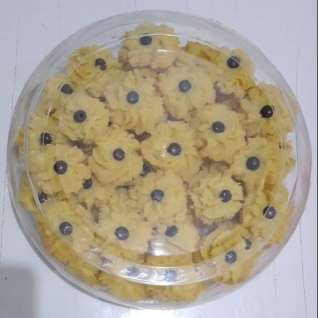 

Mawar Kue kering dibuat sehari sebelum dikirim