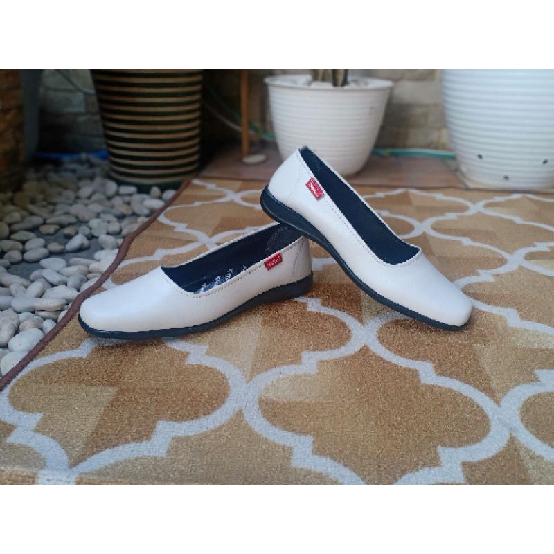 PS1P. Sepatu Pantofel Wanita Putih Polos Formal Kerja Slip On Hak 1 cm